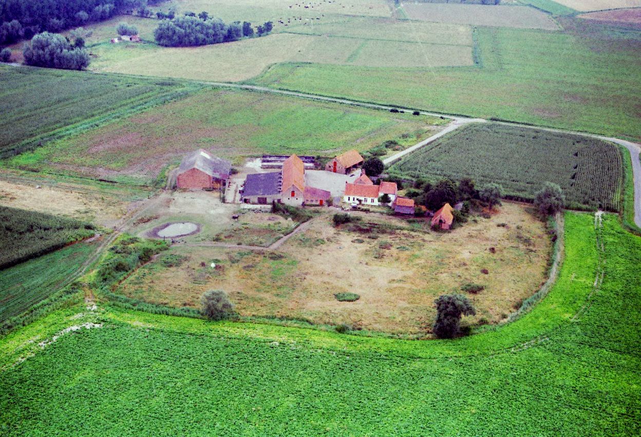 Hof ter Hille boerderij vanuit de lucht.jpg